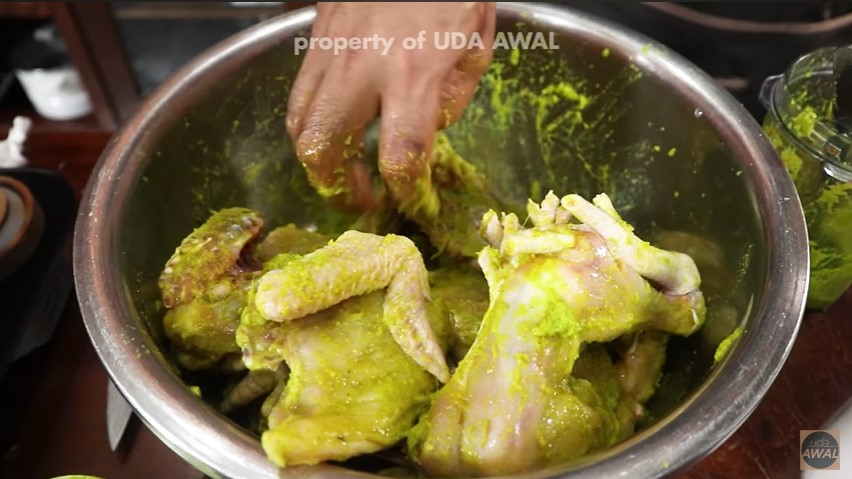 Cara bikin ayam goreng khas rumah makan Padang, empuk dan bumbu meresap meski tanpa ungkep