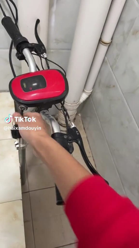 Desain nyeleneh flush toilet © TikTok Desain nyeleneh flush toilet © TikTok