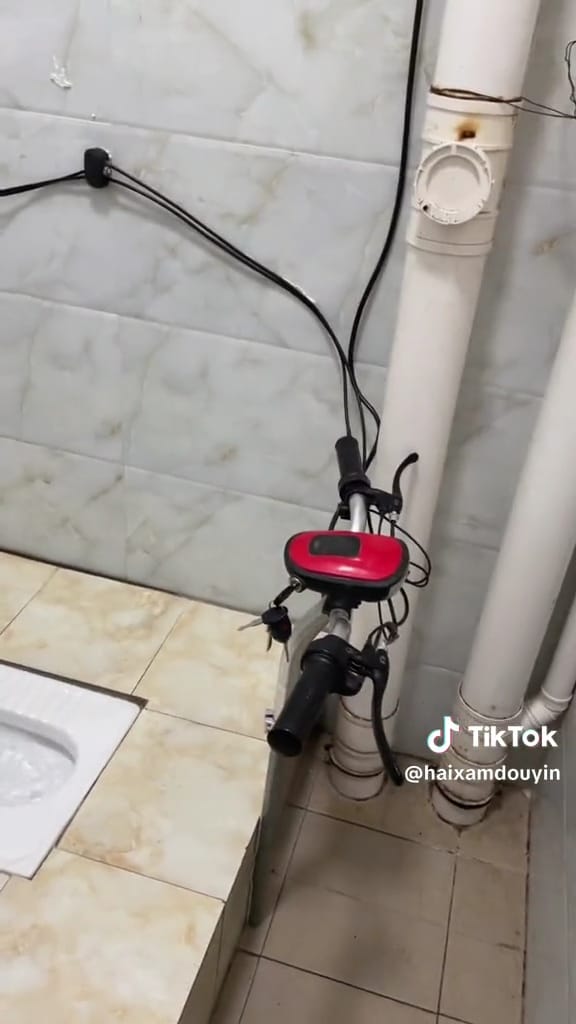 Desain nyeleneh flush toilet © TikTok Desain nyeleneh flush toilet © TikTok