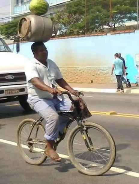 Potret kocak orang pamer skill Berbagai sumber Potret kocak orang pamer skill Berbagai sumber