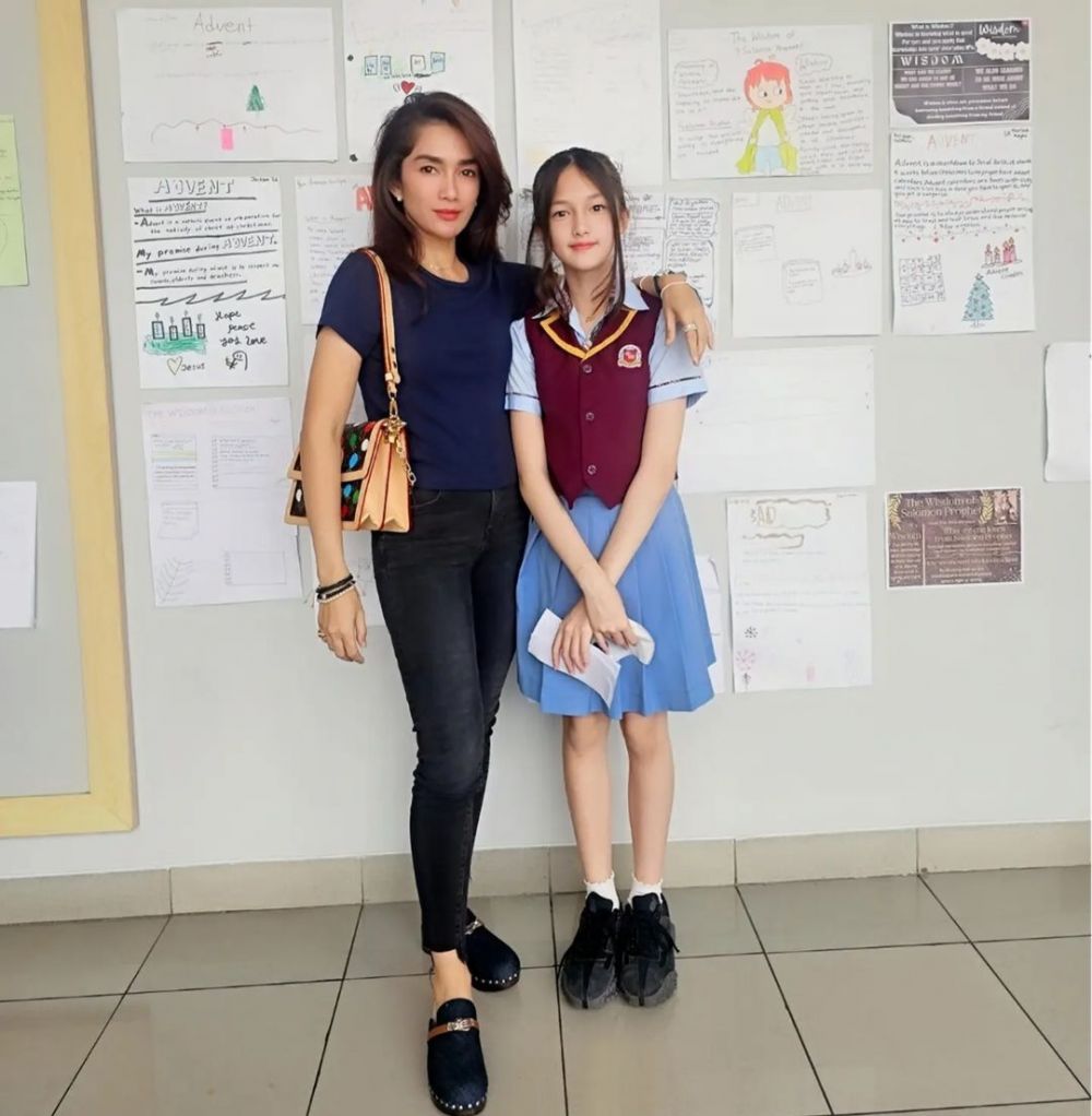 potret seleb usia 40-an saat antar anak ke sekolah ini curi perhatian © berbagai sumber