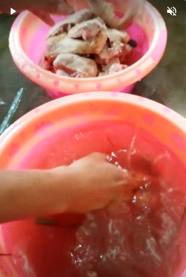 Tak perlu direndam cuka atau jeruk nipis, ini cara hilangkan bau amis daging ayam pakai 1 jenis rempah