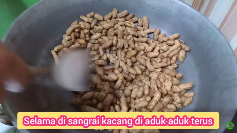 Cuma butuh 10 menit, begini trik merebus kacang tanah agar hemat gas dan hasilnya nggak basah