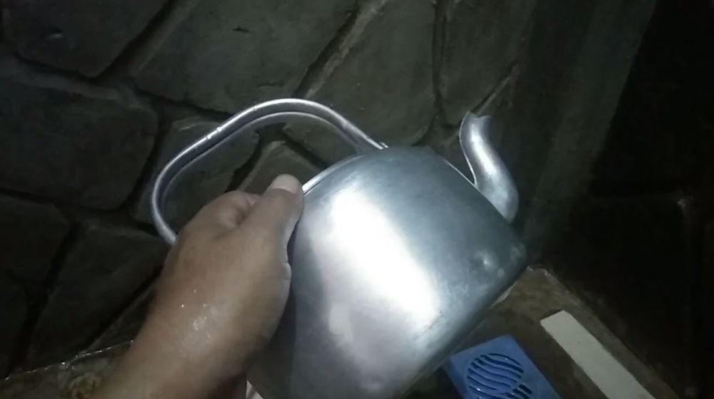 Cara bersihkan bagian luar teko air yang gosong dan berkerak, ampuh pakai 3 bahan
