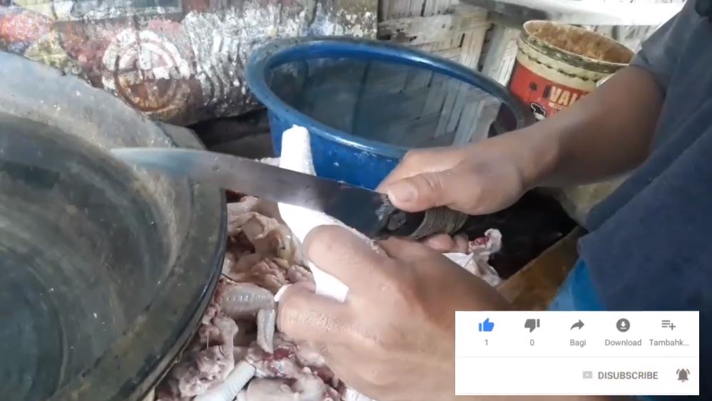 Tanpa bahan apapun, begini cara ampuh agar daging ayam tak mengeluarkan darah saat digoreng