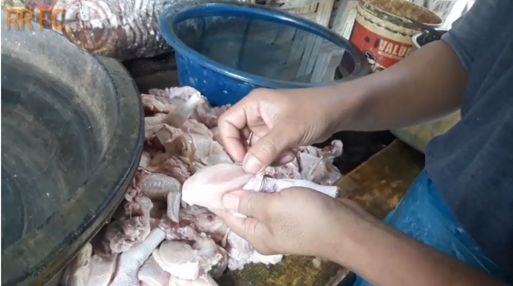 Tanpa bahan apapun, begini cara ampuh agar daging ayam tak mengeluarkan darah saat digoreng