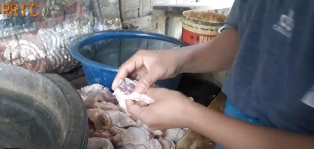Tanpa bahan apapun, begini cara ampuh agar daging ayam tak mengeluarkan darah saat digoreng