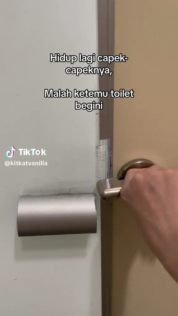 Salah desain pada kunci pintu toilet © TikTok