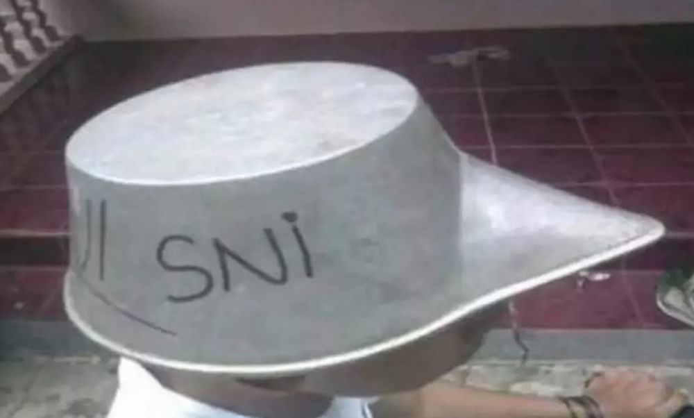 Potret kocak orang pede pakai helm nyentrik Berbagai sumber