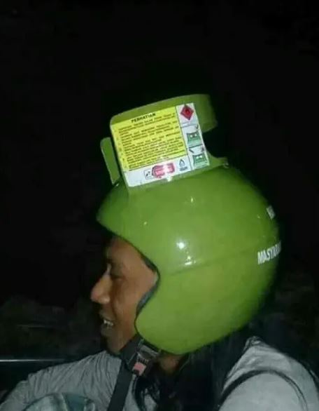 Potret kocak orang pede pakai helm nyentrik Berbagai sumber