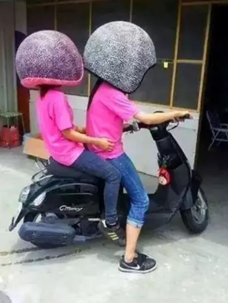 Potret kocak orang pede pakai helm nyentrik Berbagai sumber