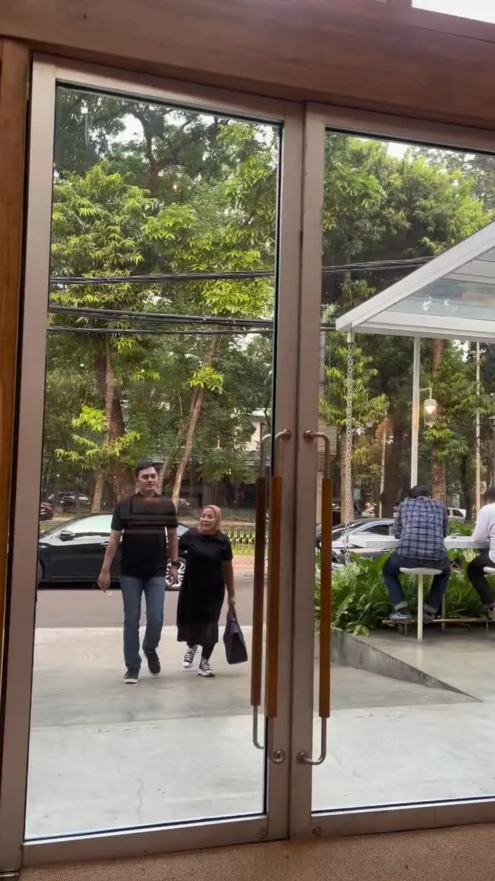 gaya berpakaian muzdalifah tuai sorotan © TikTok