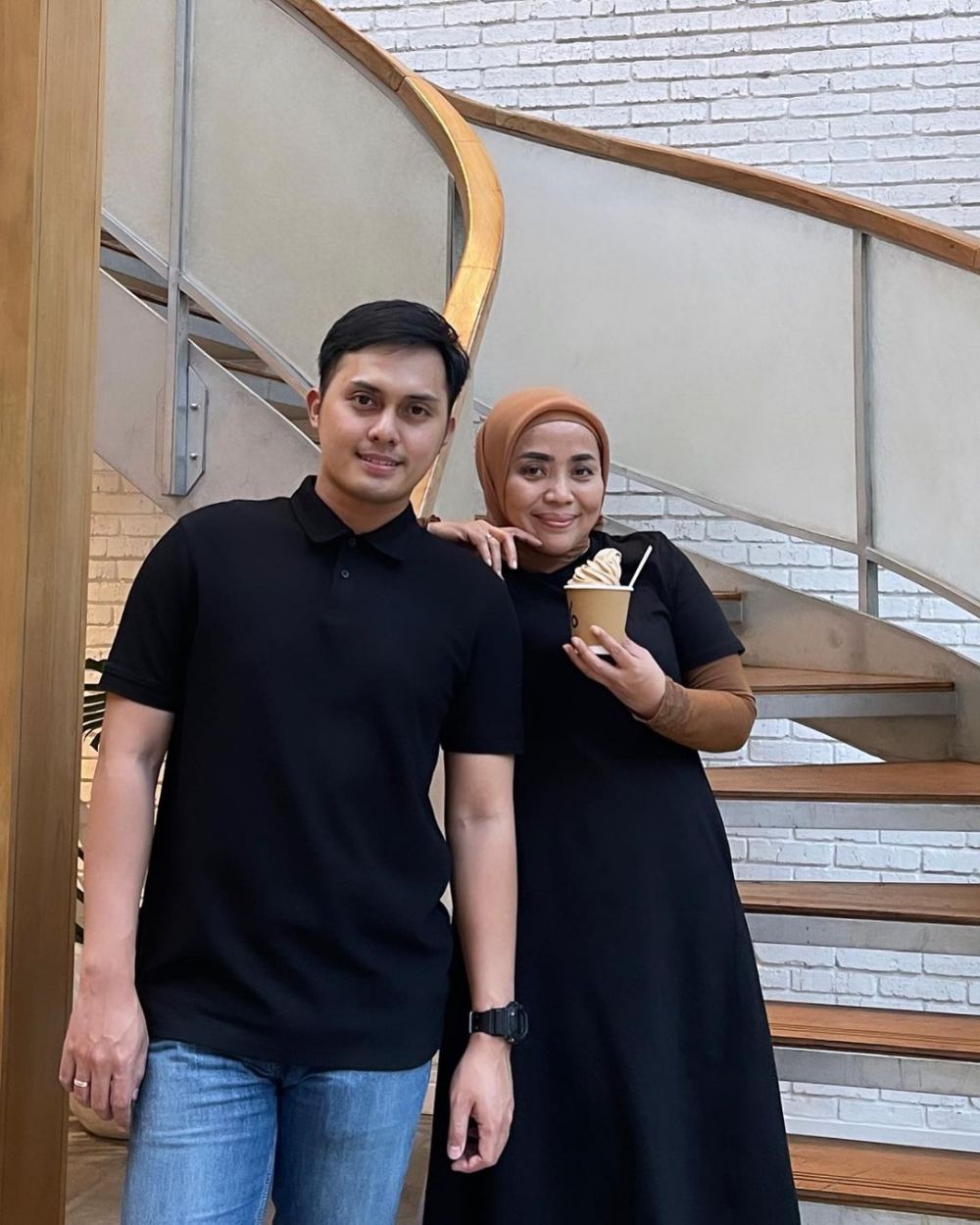 gaya berpakaian muzdalifah tuai sorotan © TikTok