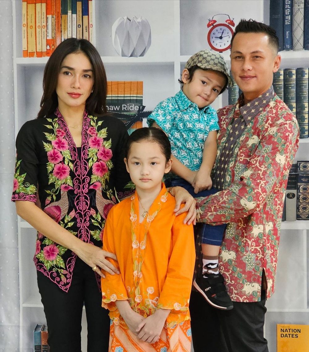 gaya anak seleb tampil beda pakai kebaya © berbagai sumber