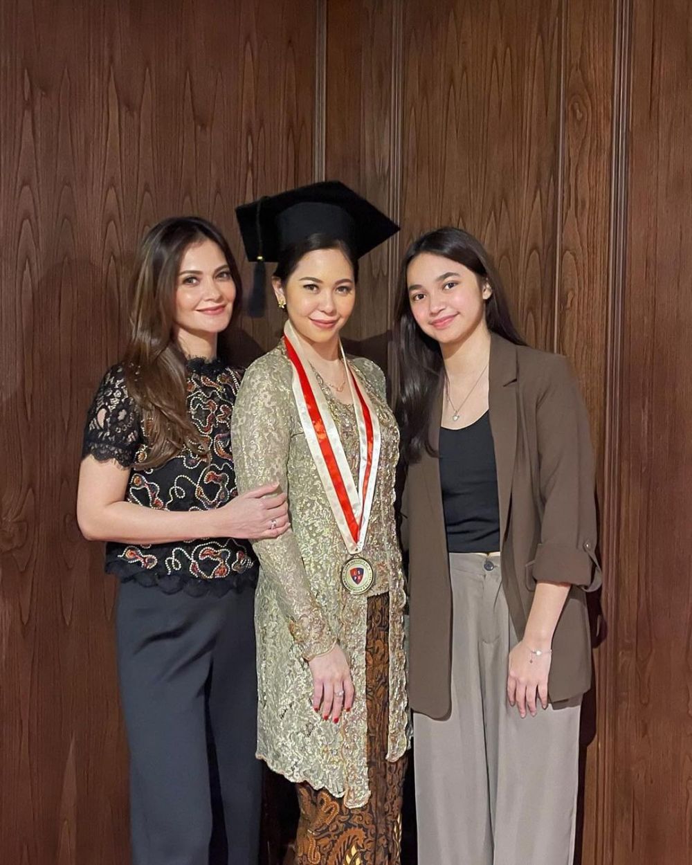 gaya presenter wanita di momen wisuda sang anak © berbagai sumber gaya presenter wanita di momen wisuda sang anak © berbagai sumber