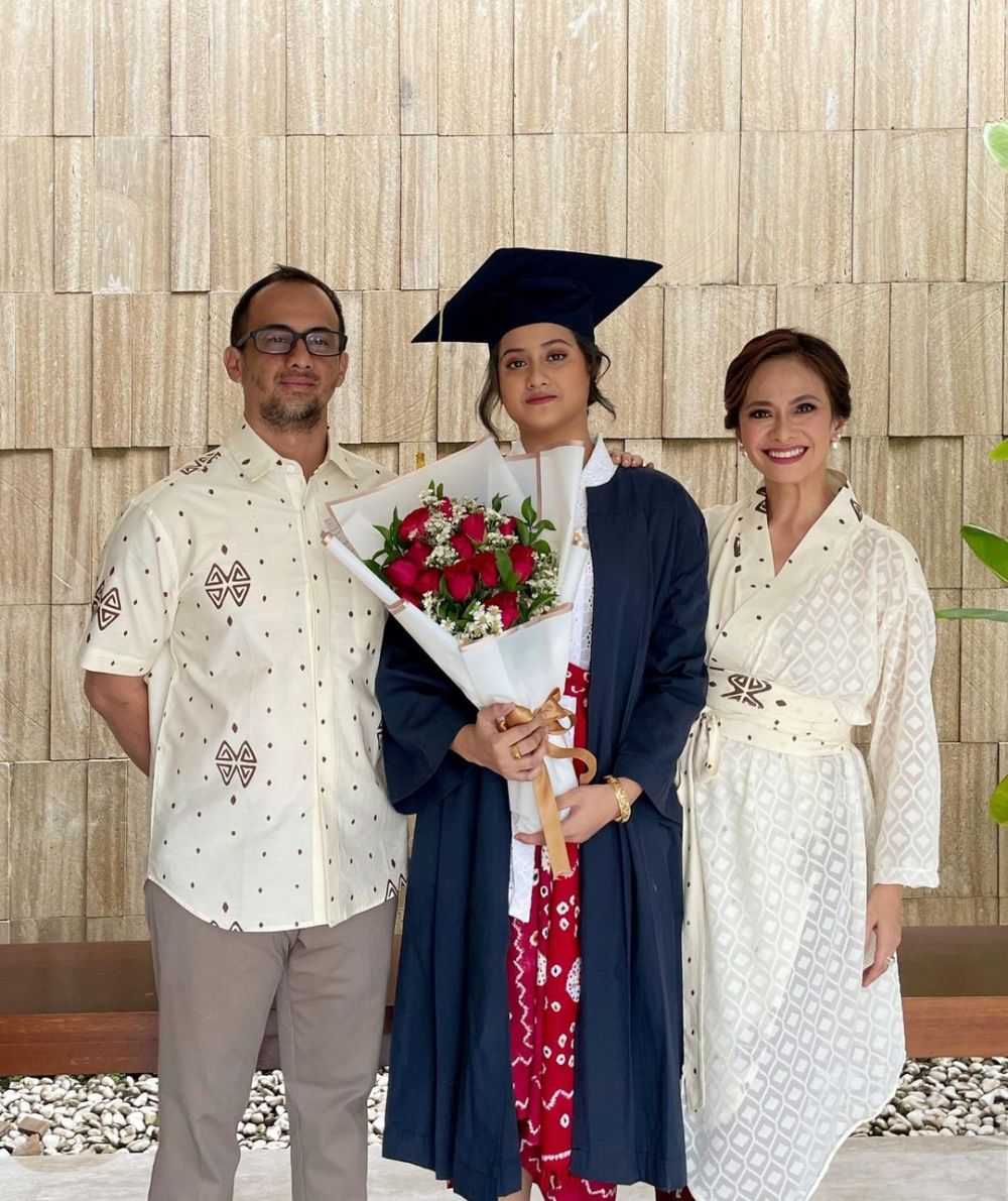 gaya presenter wanita di momen wisuda sang anak © berbagai sumber gaya presenter wanita di momen wisuda sang anak © berbagai sumber