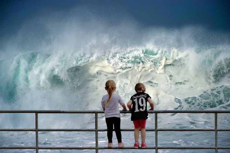 Arti mimpi diterjang tsunami punya beragam makna © 2023 brilio.net Arti mimpi diterjang tsunami punya beragam makna © 2023 brilio.net