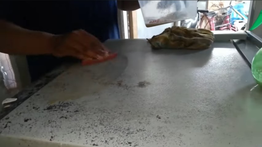 Tak perlu disikat kuat, ini cara bersihkan noda lemak dan kerak di bodi kulkas cuma pakai 3 bahan