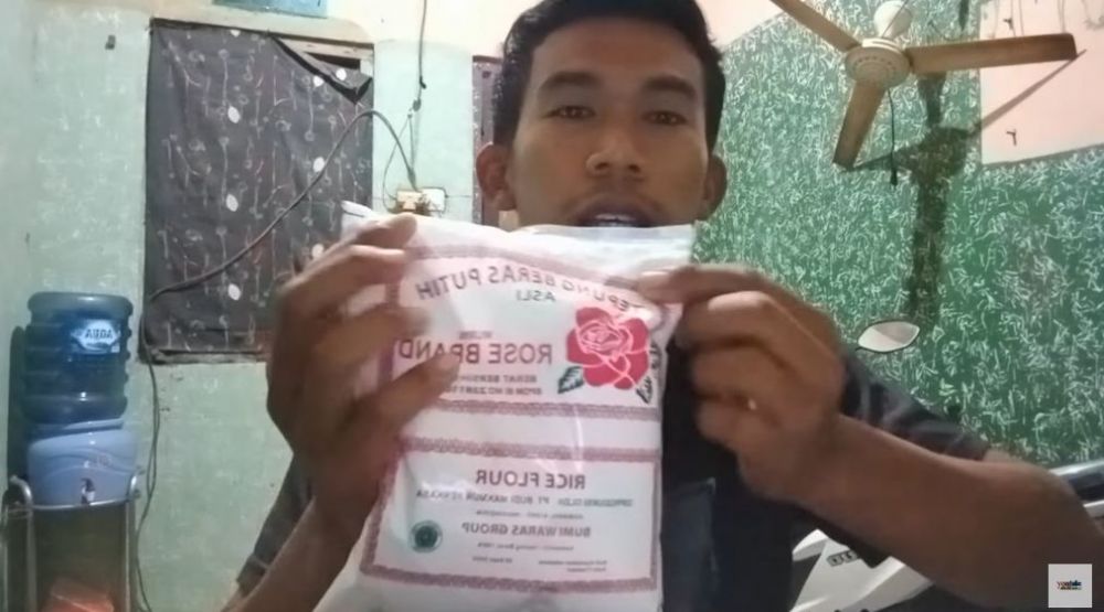 Bukan pakai wajan antilengket, ini trik goreng adonan cilung agar tak menempel dan mudah digulung