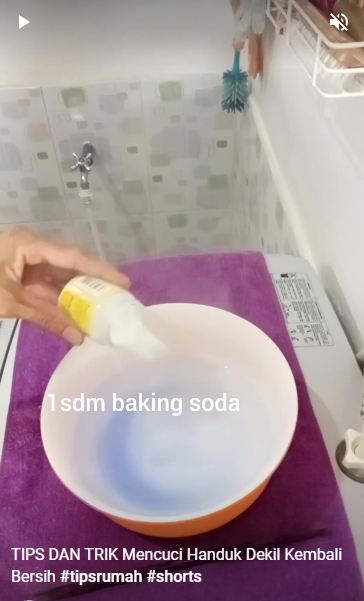 Tak perlu sabun cuci piring, begini cara mencuci handuk dapur dekil pakai 3 bahan tambahan