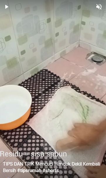 Tak perlu sabun cuci piring, begini cara mencuci handuk dapur dekil pakai 3 bahan tambahan