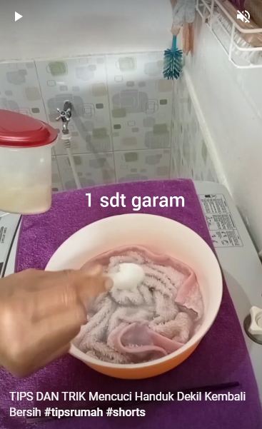 Tak perlu sabun cuci piring, begini cara mencuci handuk dapur dekil pakai 3 bahan tambahan