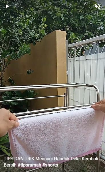 Tak perlu sabun cuci piring, begini cara mencuci handuk dapur dekil pakai 3 bahan tambahan