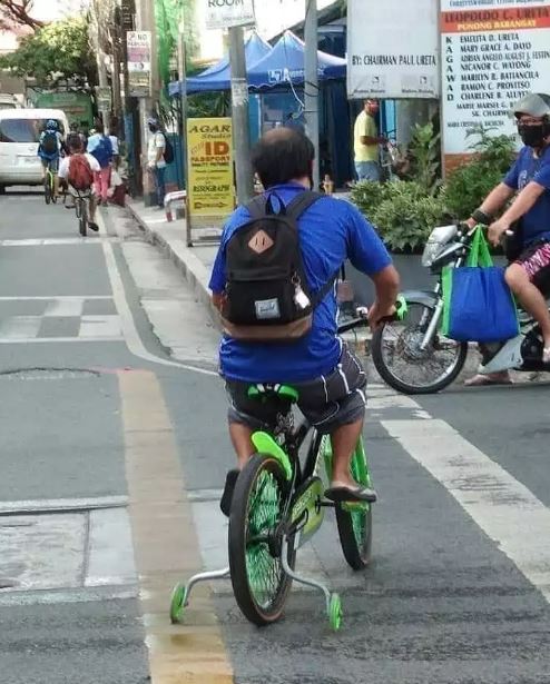 Potret kocak kelakuan orang dewasa seperti anak kecil Berbagai sumber Potret kocak kelakuan orang dewasa seperti anak kecil Berbagai sumber