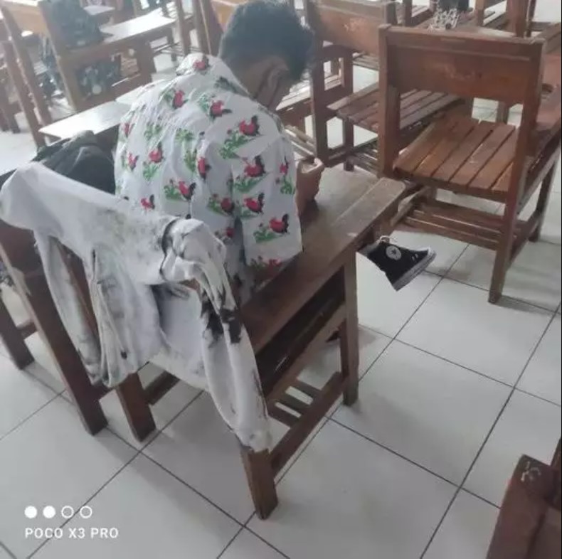 13 Seragam nyeleneh bikin tepuk jidat Berbagai sumber