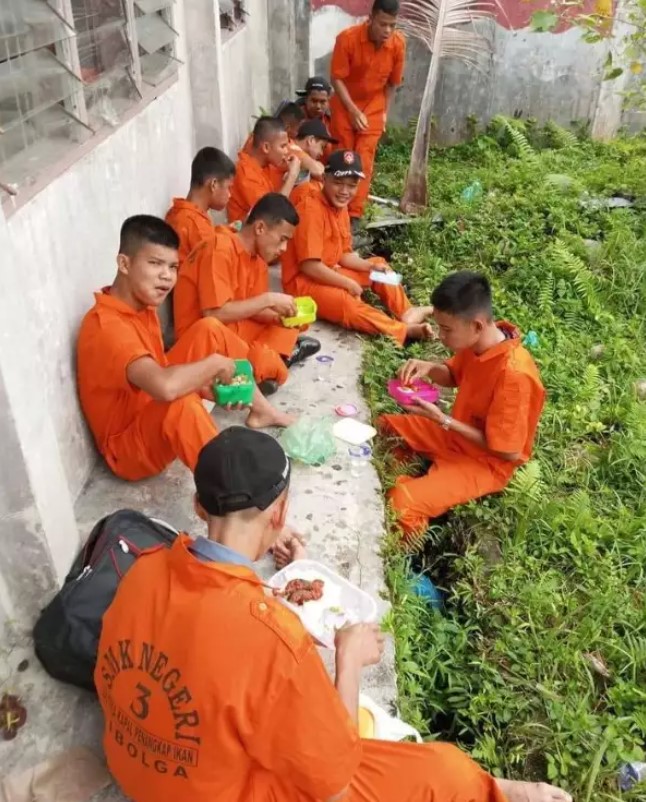 13 Seragam nyeleneh bikin tepuk jidat Berbagai sumber