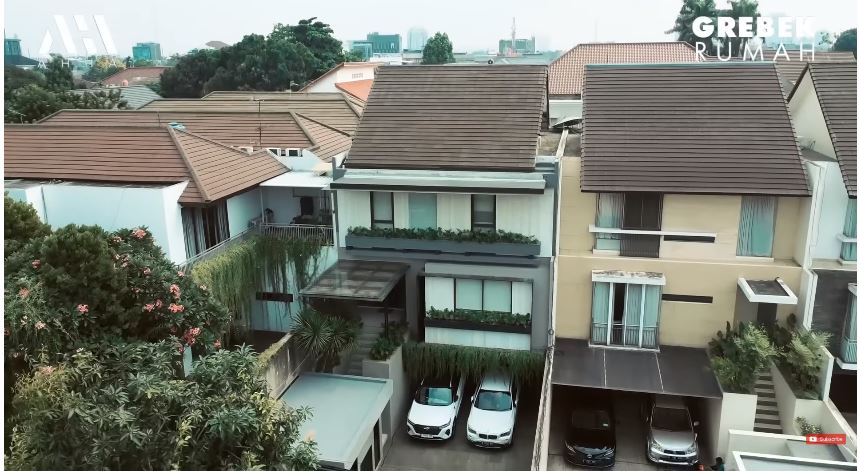 penampakan rumah mewah aura kasih © YouTube