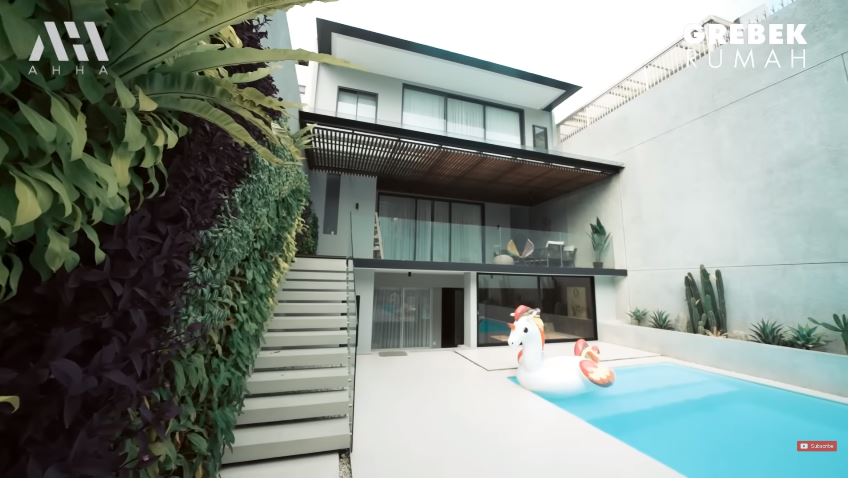 penampakan rumah mewah aura kasih © YouTube