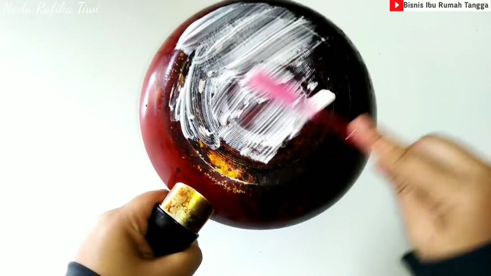 Tanpa sitrun, ini cara ampuh hilangkan kerak gosong di pantat teflon cuma pakai 3 bahan sederhana