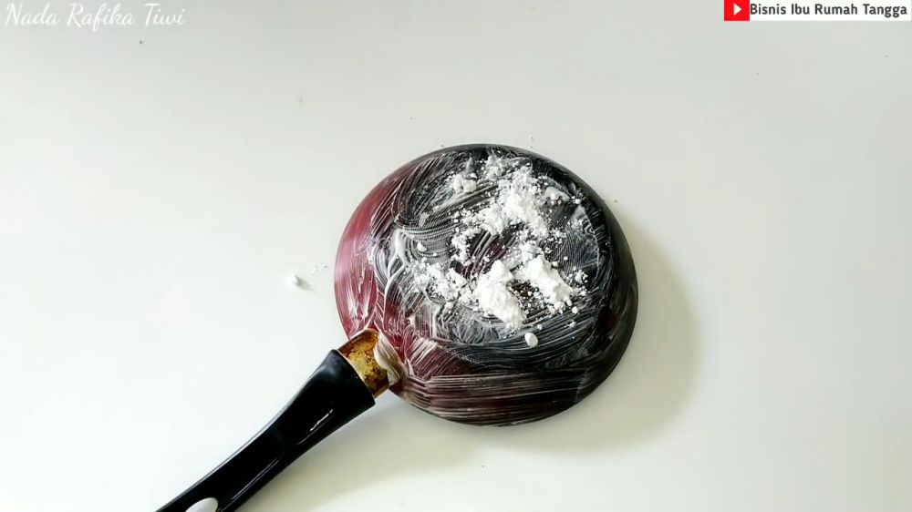 Tanpa sitrun, ini cara ampuh hilangkan kerak gosong di pantat teflon cuma pakai 3 bahan sederhana