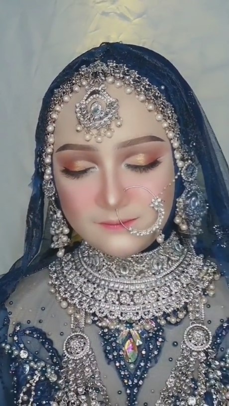 MUA 80-an tetap flawless © TikTok/@mua_zam MUA 80-an tetap flawless © TikTok/@mua_zam