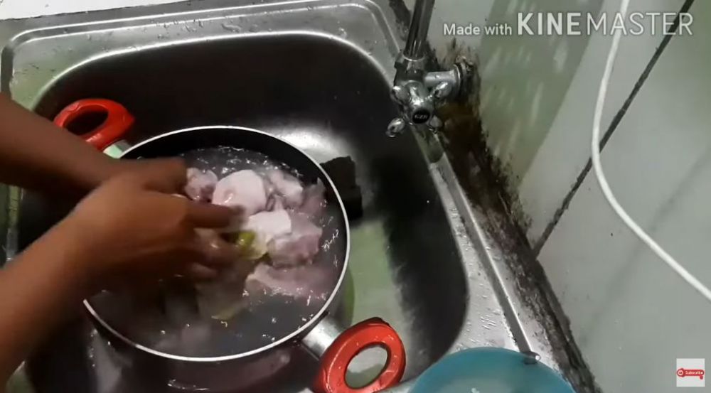Trik menghilangkan bau amis dan sisa darah pada daging ayam sebelum dimasak, pakai 1 bahan dapur