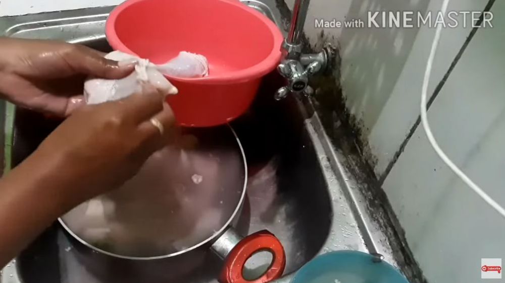 Trik menghilangkan bau amis dan sisa darah pada daging ayam sebelum dimasak, pakai 1 bahan dapur