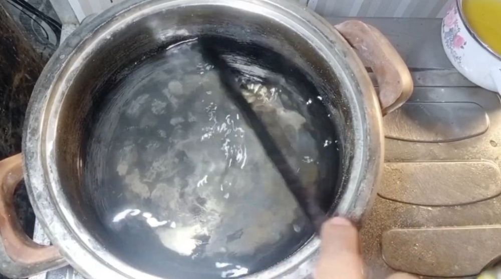 Trik cepat membersihkan kerak gosong di bagian dalam panci, ampuh pakai 3 bahan dapur