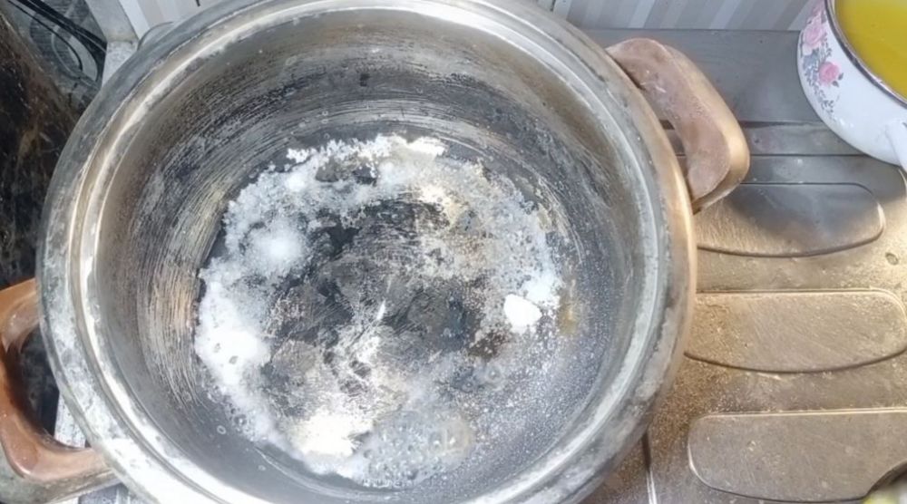 Trik cepat membersihkan kerak gosong di bagian dalam panci, ampuh pakai 3 bahan dapur