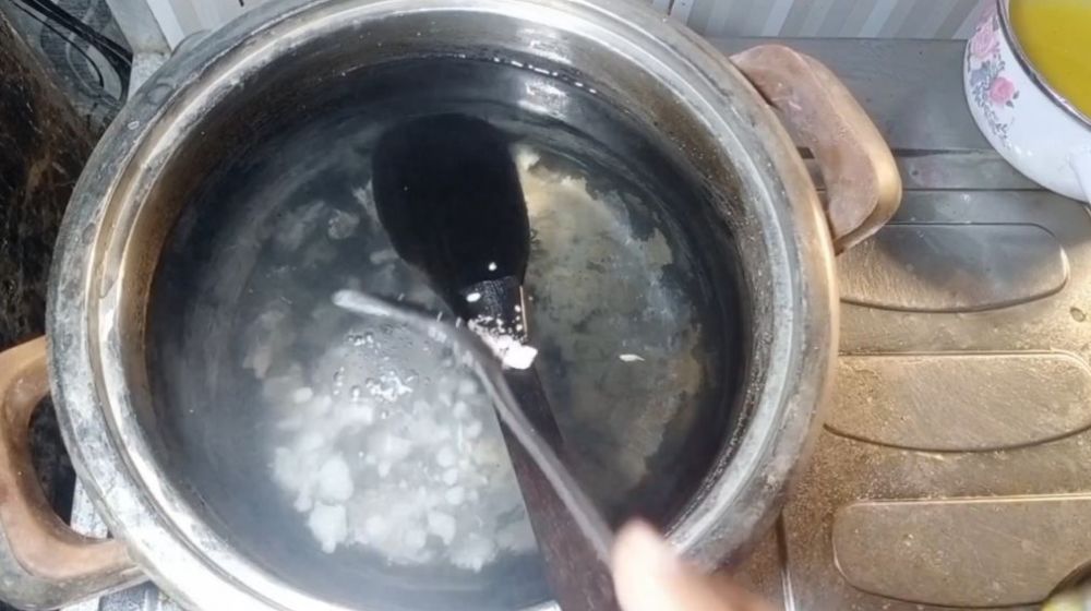 Trik cepat membersihkan kerak gosong di bagian dalam panci, ampuh pakai 3 bahan dapur