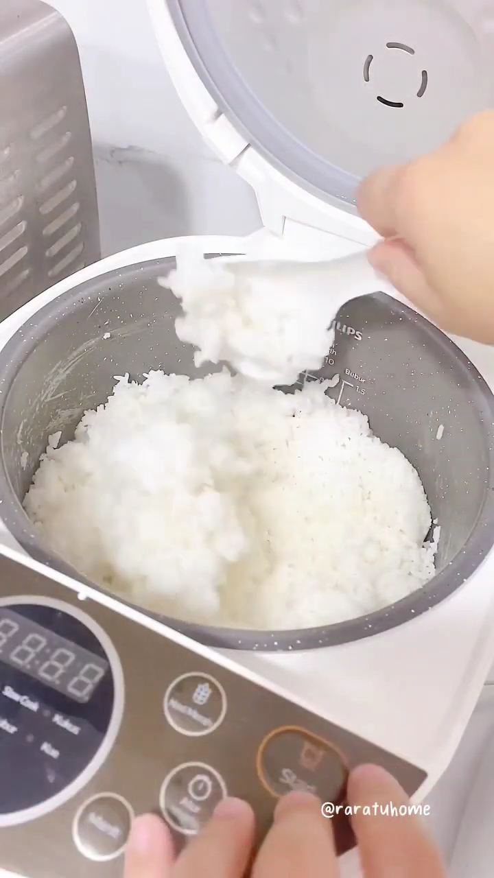 Tanpa bahan tambahan apa pun, ini trik masak nasi di rice cooker agar hasilnya tidak cepat basi