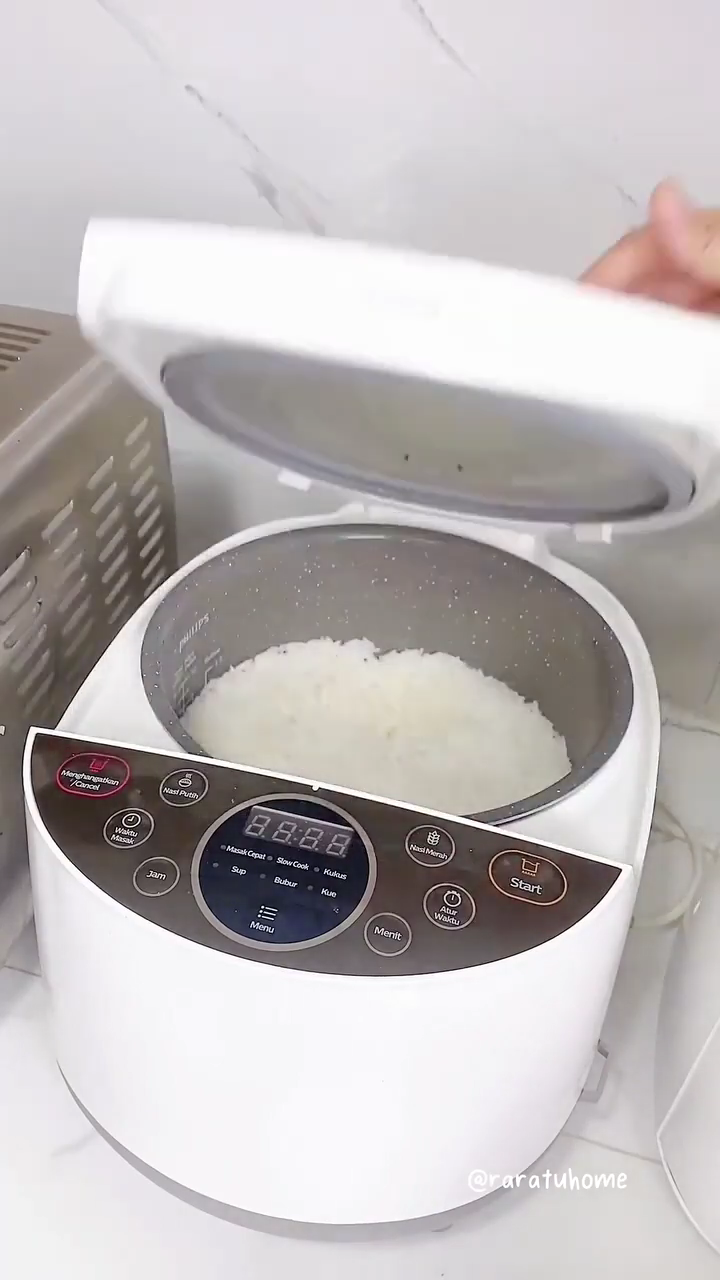 Tanpa bahan tambahan apa pun, ini trik masak nasi di rice cooker agar hasilnya tidak cepat basi