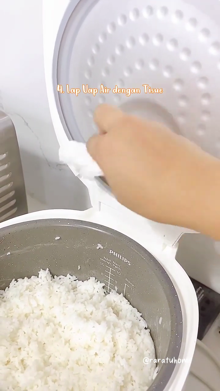 Tanpa bahan tambahan apa pun, ini trik masak nasi di rice cooker agar hasilnya tidak cepat basi