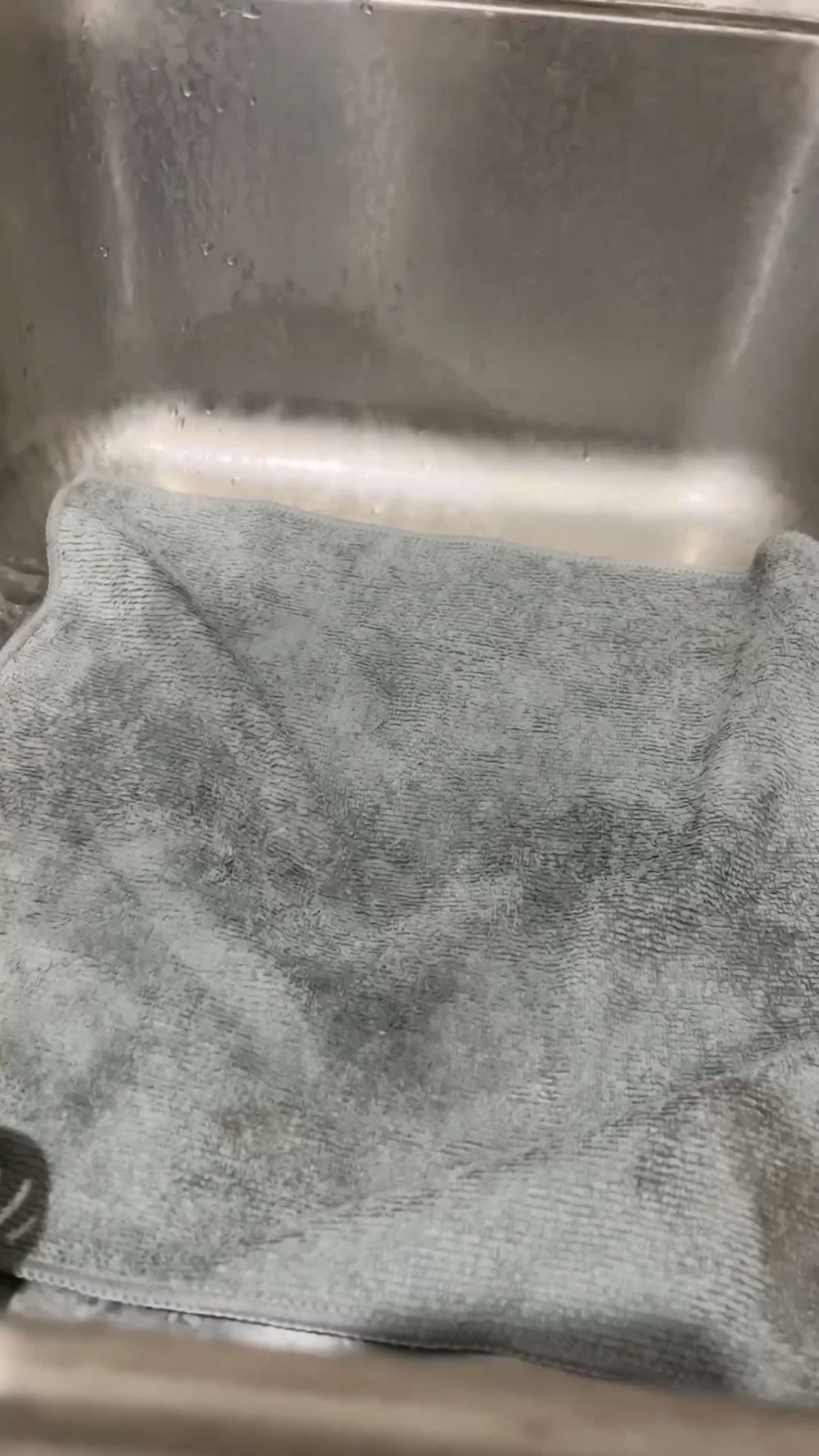 Nggak perlu digosok, ini cara praktis hilangkan bau tidak sedap di bak cuci piring pakai 2 bahan dapur