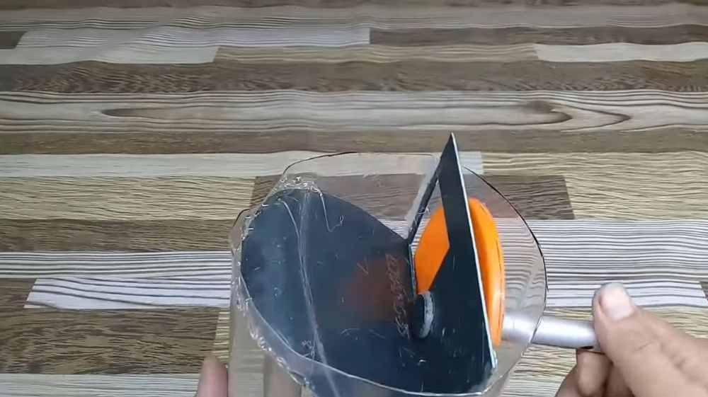 Bermodal toples bekas, ini cara kreatif bikin alat pengiris bawang yang sederhana dan kokoh