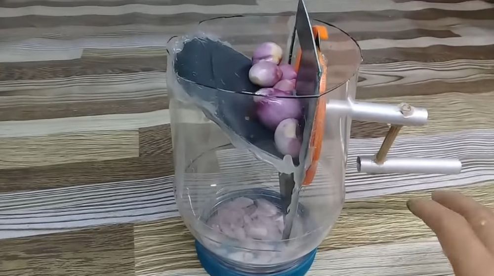 Bermodal toples bekas, ini cara kreatif bikin alat pengiris bawang yang sederhana dan kokoh