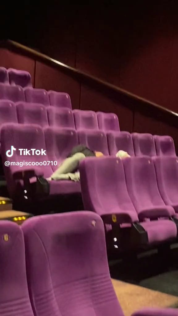 Pria ketiduran saat nonton Mission Impossible © TikTok