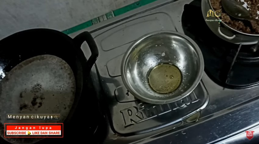 Bukan pakai tepung atau margarin, ini trik hilangkan busa dan bau tak sedap di minyak goreng bekas