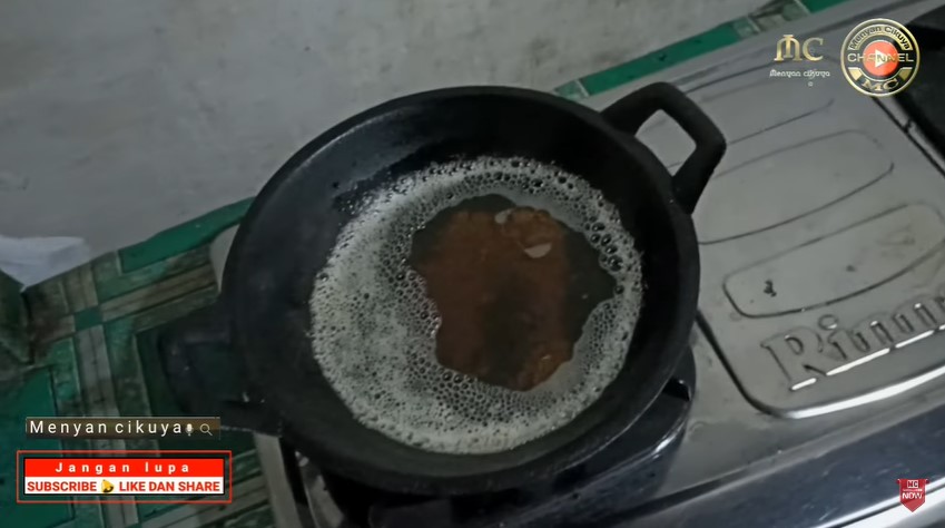 Bukan pakai tepung atau margarin, ini trik hilangkan busa dan bau tak sedap di minyak goreng bekas