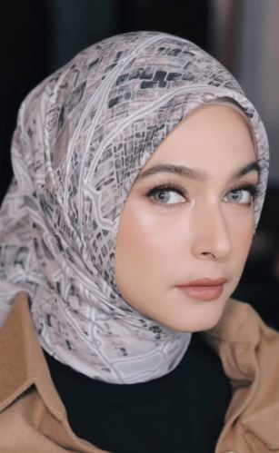 Potret Nabila Syakieb kenakan hijab bak barbie Arab © 2023 brilio.net Potret Nabila Syakieb kenakan hijab bak barbie Arab © 2023 brilio.net